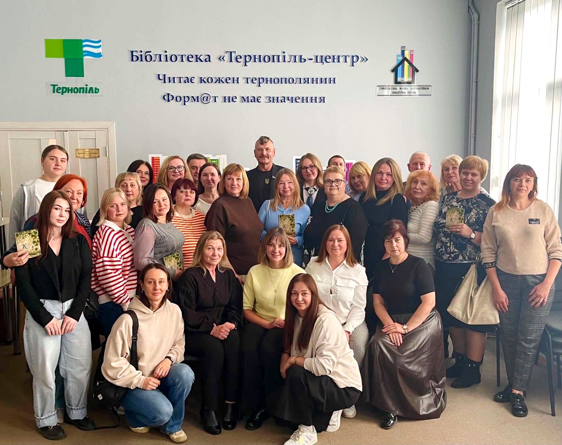 загальне фото після поетичної презентації